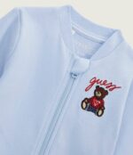 GUESS BABY SET ΖΑΚΕΤΑ, ΠΑΤΕΛΟΝΙ & ΚΟΡΜΑΚΙ ΓΑΛΑΖΙΟ - Image 4